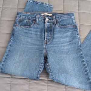 EUC Levi's Wedgie Straight Cropped Jeans